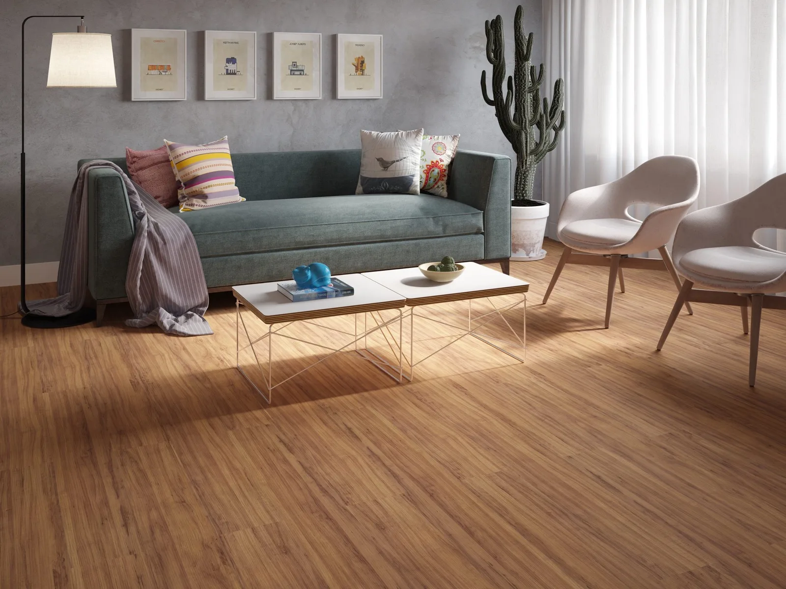 Sala com sofá e piso de madeira clara
